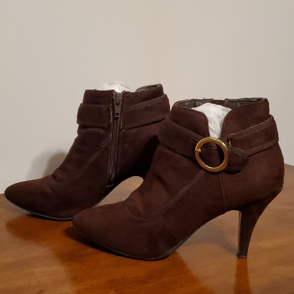 Shoe Dazzle Shoes - Shoedazzle brown faux suede booties, size 6